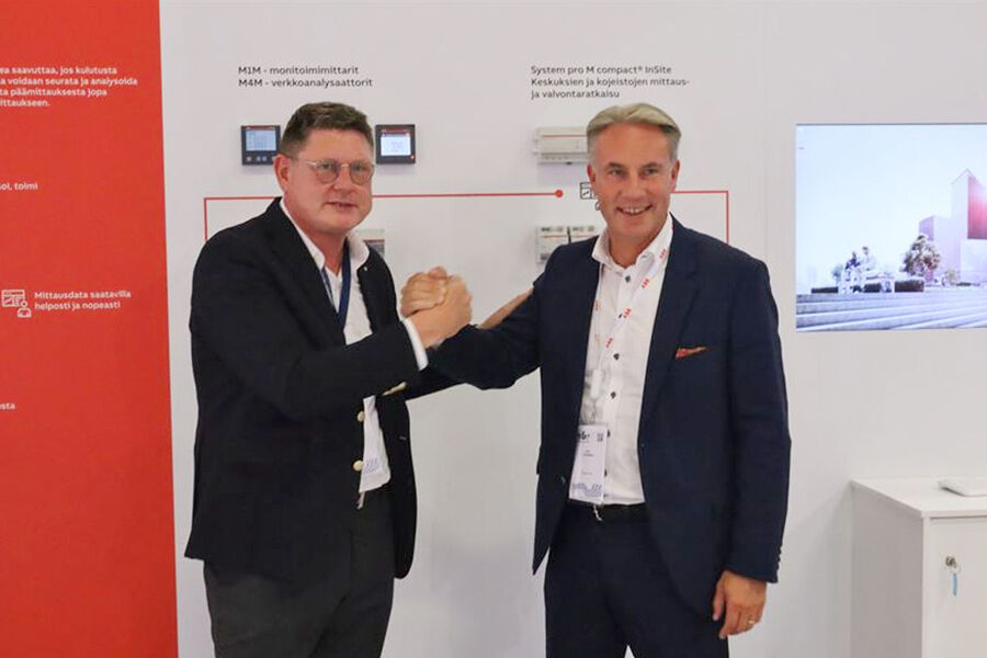 F.v. Uwe Laudenklos (ABB) og Kari Sundbäck (Caverion) er glade for å ha fått på plass samarbeidsavtalen.
