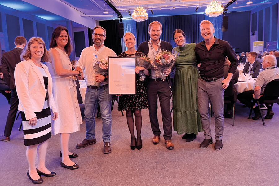 Fra venstre: Sonja Berlijn, juryleder; Jun Elin Wiik, direktør for Smartgridsenteret; Alf Tunheim, prosjektleder Elvia; Anne Nysæther, direktør nettstrategi i Elvia; Stein Arne Riis, teknisk sjef i OSO Energi; Åshild Vatne, FoU-leder Elvia; og Bjørn Viljugrein, pilotansvarlig Elvia