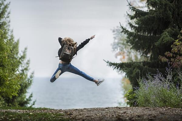 Illustarsjonsfoto - Jente som hopper. Foto: Pexels fra Pixabay