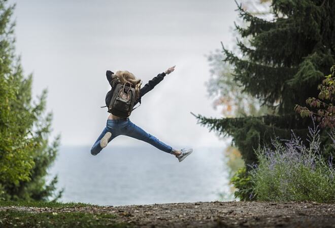 Illustarsjonsfoto - Jente som hopper. Foto: Pexels fra Pixabay