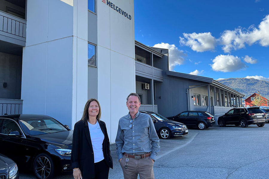 På bildet ser vi Anne Marit Helgevold Heggebø, adm.dir. i Helgevold Elektro, og Bjørn Tollefsen, styreleder i Helgevold Gruppen.