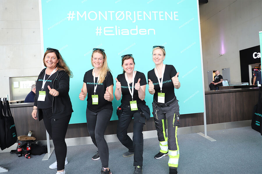 Her ser vi noen av jentene som representerer Montørjentene. Bildet er tatt under Eliaden 2022, hvor de hadde stand. Fra venstre ser vi, leder Heidi Lie, Kristine Steine Sund, Mari Stormark Helland og Siri Øritsland.
