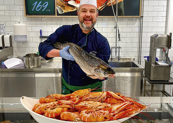 Fiskeansvarlig Hilmar med feit laks og røslige sjøkreps.