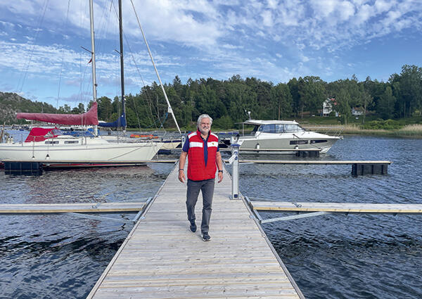 Henning Forsberg på den nye gjestebrygga. Vi liker de brede båsene med plass til flere båter.