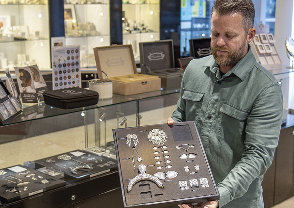 Gullsmed Christophersen er stolt over å selge sitt eget sølv til Rogalandsbunaden og sølvet selges kun fra egne butikker.