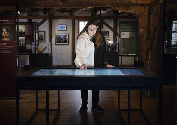 Museumspedagog Thea R. Bergsagel dykker ned i historien på Stavanger maritime museum. Foto: Marie von Krogh/MUST.