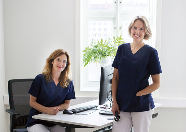 Eli Synnøve Lilleskog og Emilia Hugdahl ønsker at pasienten skal få en god opplevelse og tar seg god tid til å høre hva de har på hjertet.