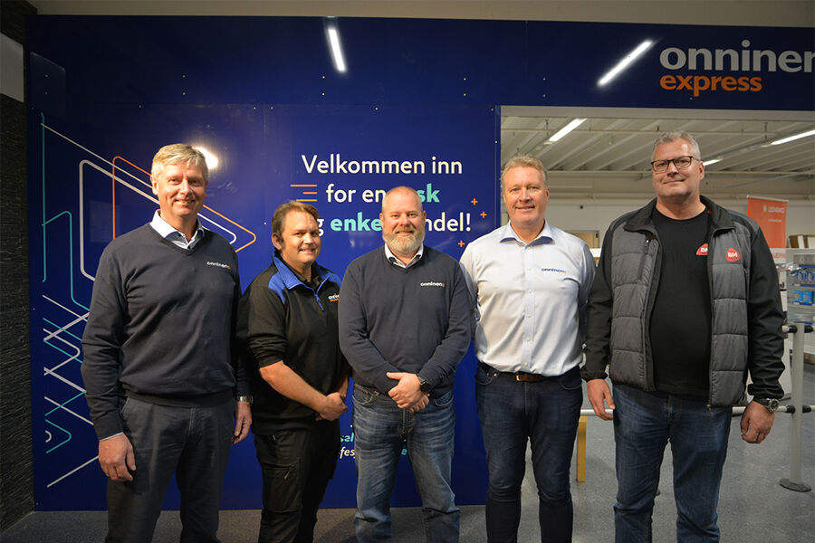 Det var stor stemning da elektrogrossisten Onninen åpnet Norges første heldigitale butikk for sine proffkunder.  - I denne «gjør-alt-selv»-butikken er alt tilrettelagt for våre proffkunder, sier Onninens regiondirektør Østlandet Steinar Rudseter, konseptutvikler Nils Henrik Stjerne, kundeansvarlig Østfold, Rene Hansen, og Svend Amundsen, salgssjef for Sør Norge. Til høyre daglig leder for Byggmakker Moss, Torbjørn Kristiansen. Han er sikker på at det vil gagne begge selskapene å samle flere yrkesgrupper i byggevarehuset i Moss.
