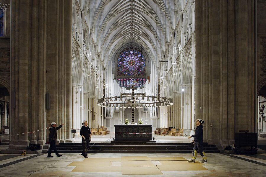 Gjennom to år har NTE Elektro Trondheim lyssatt hver krok og krik i Norges nasjonalhelligdom Nidarosdomen, i nært samarbeid med lysdesigner Erik Selmer. Foto: NTE