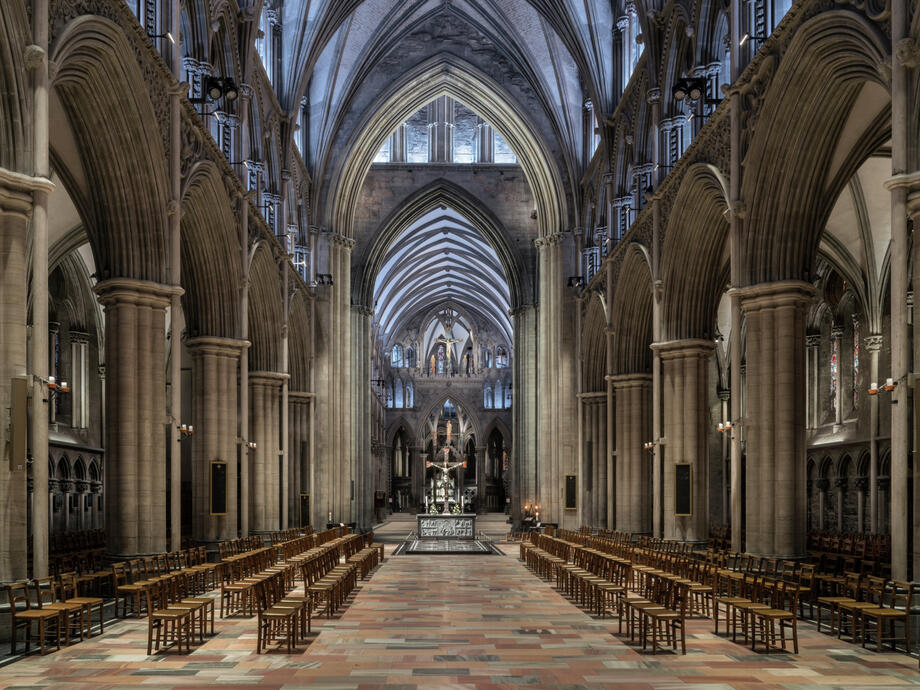Fra å bli kalt «Den mørke katedral», har Nidarosdomen blitt en visuell åpenbaring. Foto: NTE.