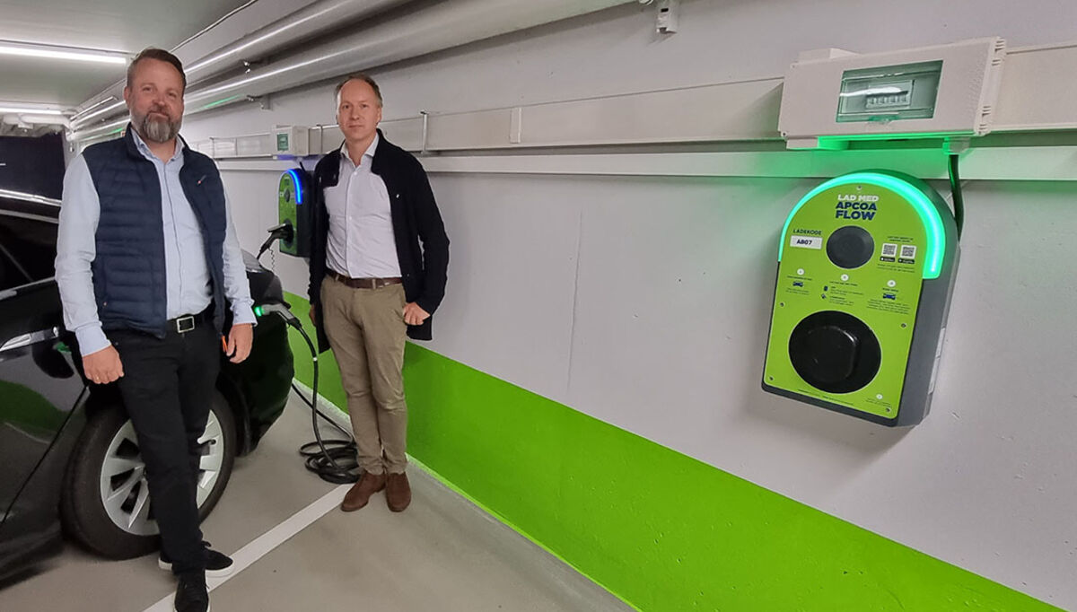 Kjetil Hulbach, Produktsjef for elbillading, og Marcus Steinsvåg, Head of Business Development i APCOA Norge, i parkeringskjelleren på Aker Brygge, hvor de har installert 36 nye elbilladere. Selskapet drifter parkeringen og ladeanlegget. Det er Storebrand som eier garasjeanlegget på Aker Brygge.