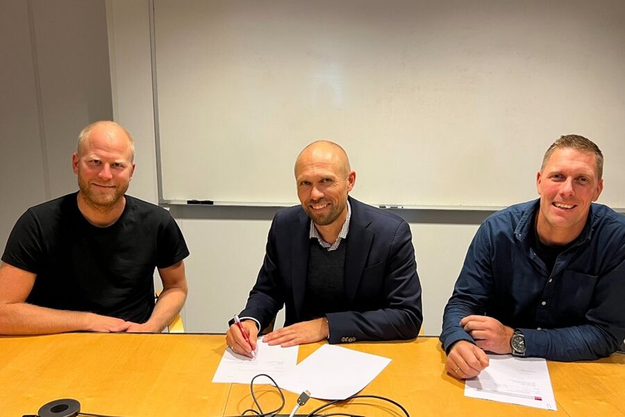 Fra venstre: Odd Velle Gjesdal (prosjektleder i Veidekke), Trond-Lauritz Larsen (regiondirektør region Agder/Rogaland) og Kenneth Post (avdelingssjef Bravida Norges avdeling Arendal VVS). Pressefoto. 