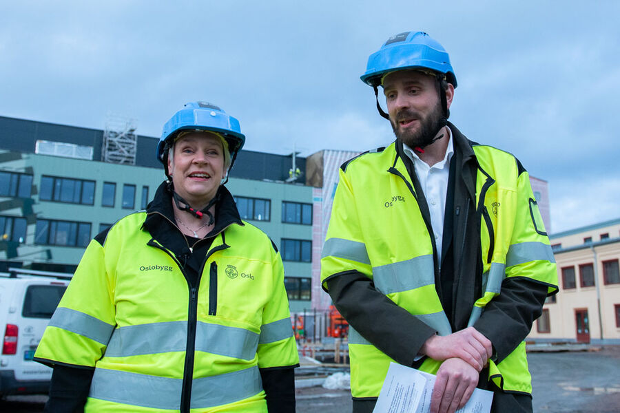 Arbeids- og inkluderingsminister Marte Mjøs Persen og næringsminister Jan Christian Vestre besøkte Voldsløkka skole i Oslo da regjeringen presenterte nye krav i Norgesmodellen for offentlige anskaffelser. Foto: Arbeids- og inkluderingsdepartementet