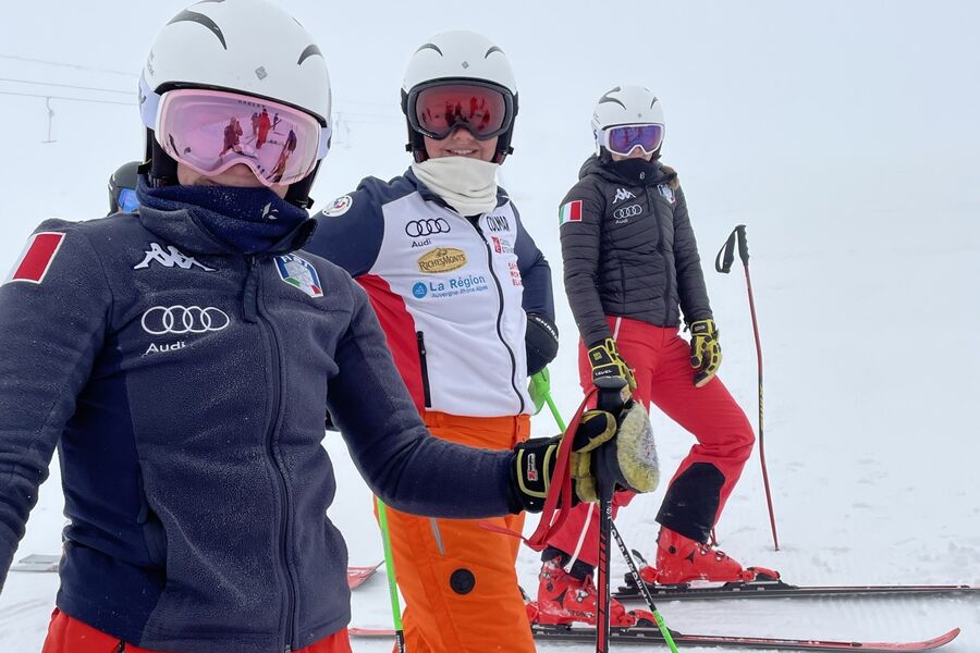 Ullensaker Skiklubb Alpint har et alpintilbud til barn og ungdom, og har rundt 50 aktive alpinister. I tillegg til egne medlemmer, åpner de alpinbakken for allmennheten i skolenes vinterferie. 