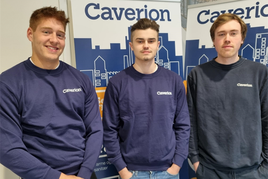 Fra venstre: Endre Apalseth, Olav Haugsbø og Odd-Arild Kapstad Fauske, alle tre lærlinger i Caverion. Foto: Caverion. 