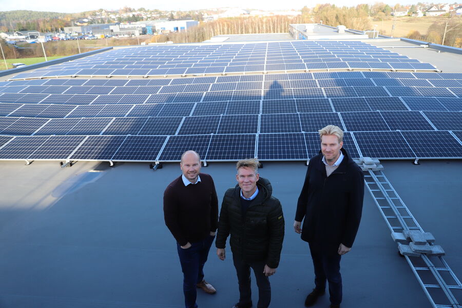 Dahle Gruppen satser stort på solenergi både for å spare energikostnader og sette et mindre klimaavtrykk, og har inngått et langsiktig samarbeid med Soleie AS. På bildet ser vi Dahles Autos daglige leder Svein Kåre Haaland (fra venstre), Soleies daglige leder Lars Erik Holmen og Dahle Gruppens daglige leder Kristian Walstad. 