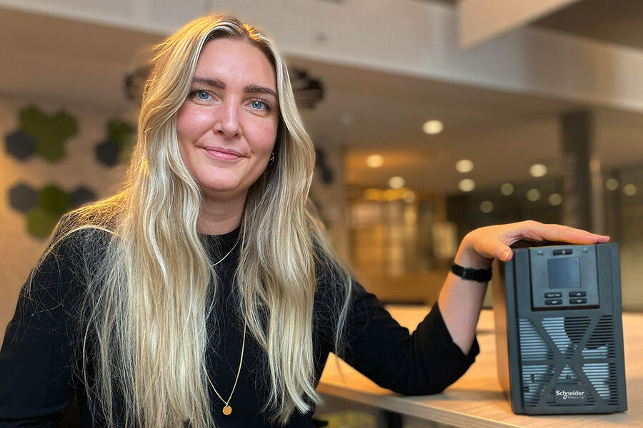 - Vi er glade for å kunne tilby Easy-serien, med produkter for alt fra beskyttelse av router og gateway i hjemmet til servere og overvåkning på arbeidsplassen samt sikker strømforsyning til industriprosesser, sier Julie Frosterød, Inside Sales Specialist i Schneider Electric.