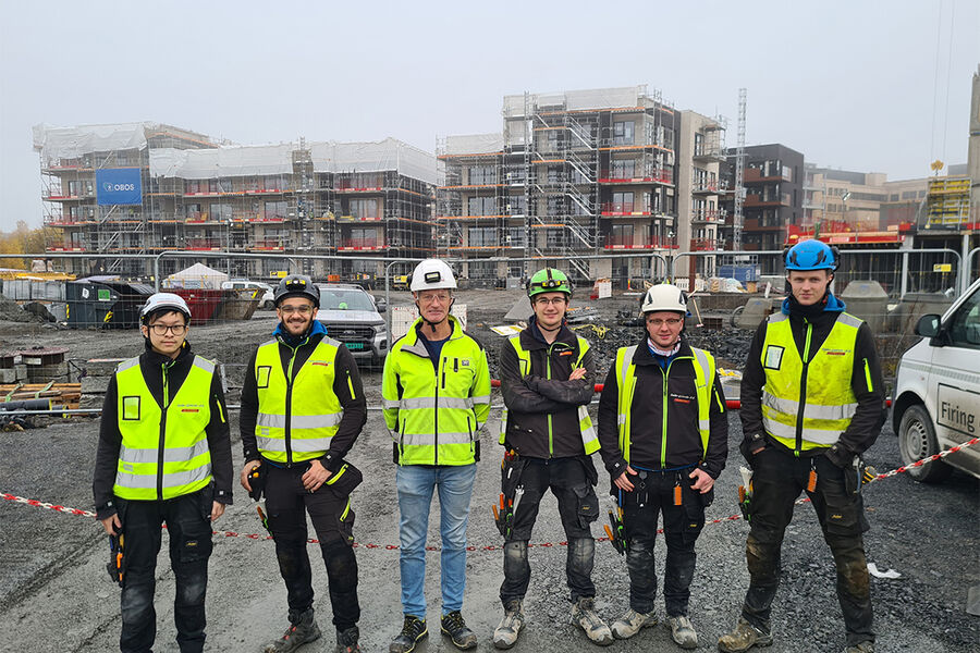 Her er noen av fagarbeiderne i Sæther Elektriske som arbeider med de elektrotekniske arbeidene i tre kvartaler i Storøykilen på Fornebu. Fra venstre lærling KV1 Kevin Nguyen Phung, basmontør KV2 Vlav Tudor, installatør og prosjektleder i KV1, 2 og 3 Jan Erik Thoresen, basmontør KV1 Georg Olav Arnfinsen, lærling KV1 Gjermund Bekkelund Finstad og lærling KV1 og 2 Oliver Thomsen Gherken.