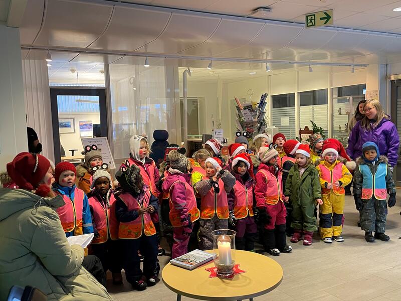 Bilde av barn fra Leirfjordbarnehagene som synger julesanger