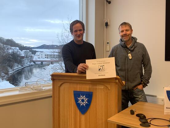 Kenneth Ervik fra Phonak (venstre) og Torben Ness, IKT rådgiver ved Heim kommune testet teleslyngene på rådhuset