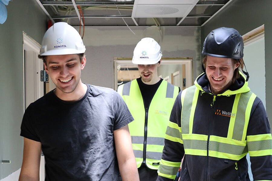 Illustrasjonsbilde av medarbeidere i Wethal Elektroentreprenør AS som er en del av Konstel Gruppen.