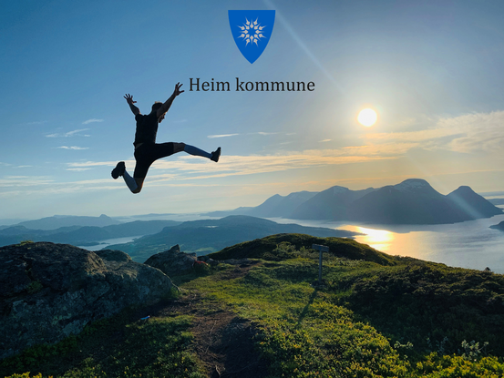Bilde: En mann som hopper på toppen av Hennafjellet i Heim kommune
