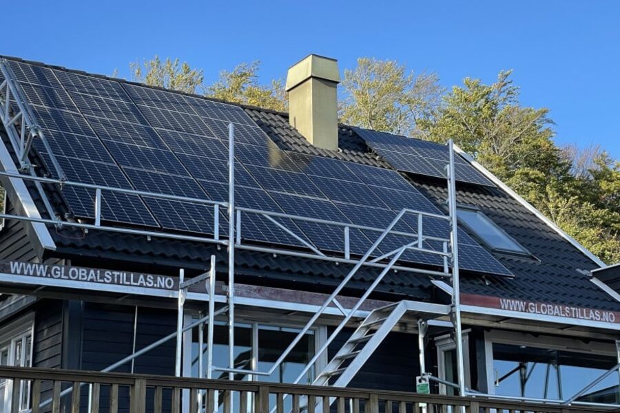 NEKs fagsjef Tommy Lundekvam har fått solcelleanlegg på taket på sin private bolig. Foto: NEK