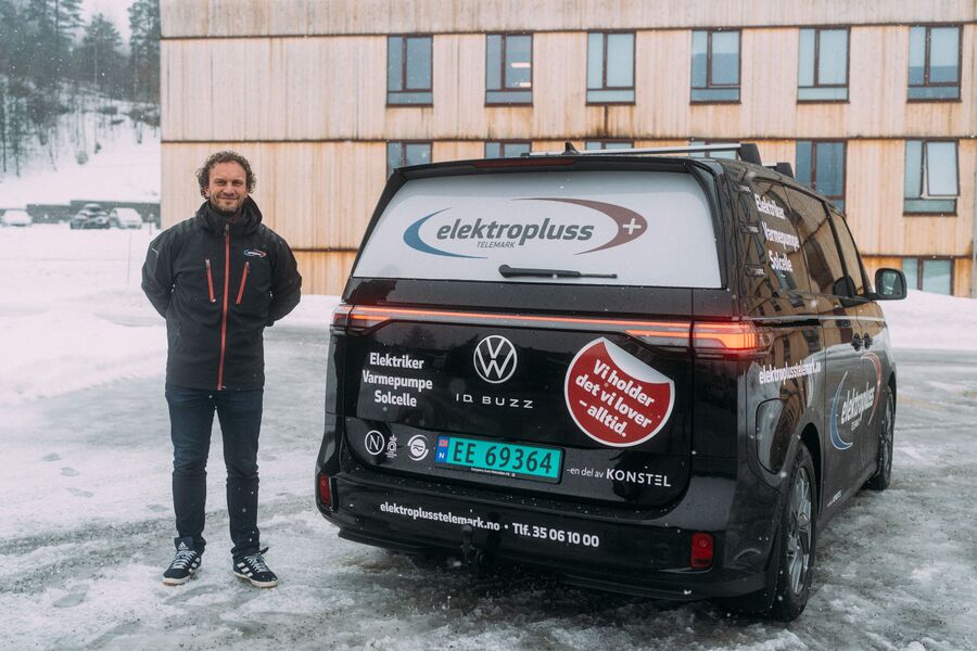 Daglig leder Ole Halvor Kolstad kan vise til svært god vekst for Elektropluss i Telemark de siste årene. Massiv hytteutbygging i nedslagsfeltet og mye næringsaktivitet, samt selskapets satsing på solcelleanlegg og varmepumper, er viktige årsaker til suksessen, forteller han. Her ved en av flere elvarebiler bedriften nylig har anskaffet seg.