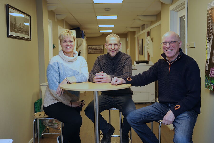 Fagopplæringskonsulent/fagskoleingeniør Judith Hegge, faglig leder/ elektroinstallatør Arild Bergsland og daglig leder Knut Rådal hos Nelfo Østfold, gleder seg over den høye aktiviteten ved opplæringskontoret. Her utdanner de ungdom til dyktige fagarbeidere, samt videreutdanner arbeidstakere med sikte på å ta fagbrev og gi etterutdannelse.