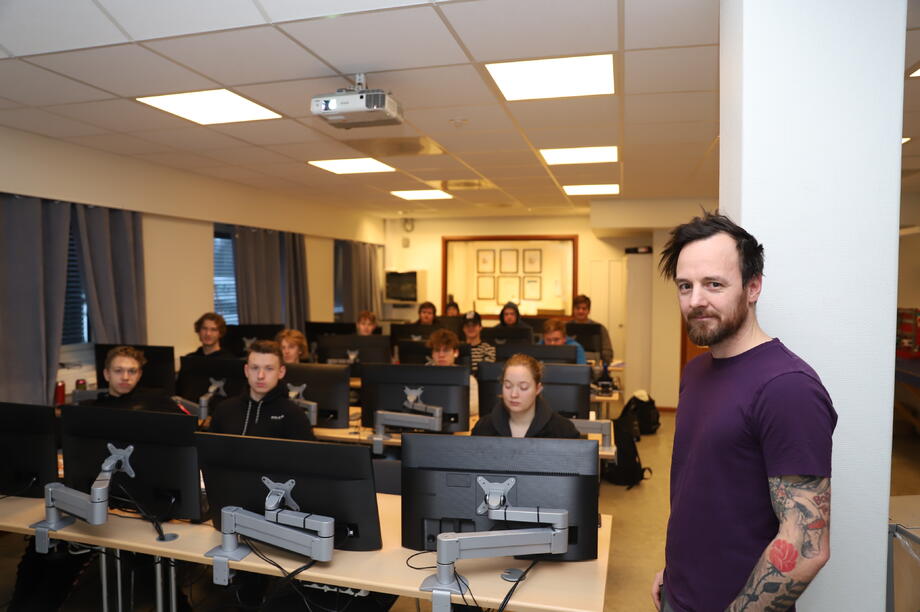 Faglærerkonsulent/fagskoleingeniør Jonas Nilsen er ansatt hos opplæringskontoret, og har seks klasser i vg3 elektrikerfaget.