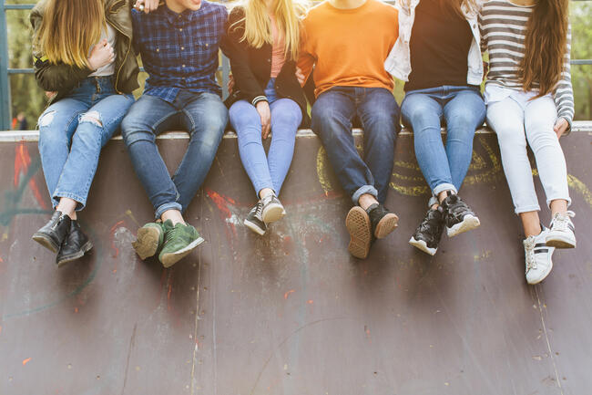 Bilde: Ungdommer som sitter på en vegg