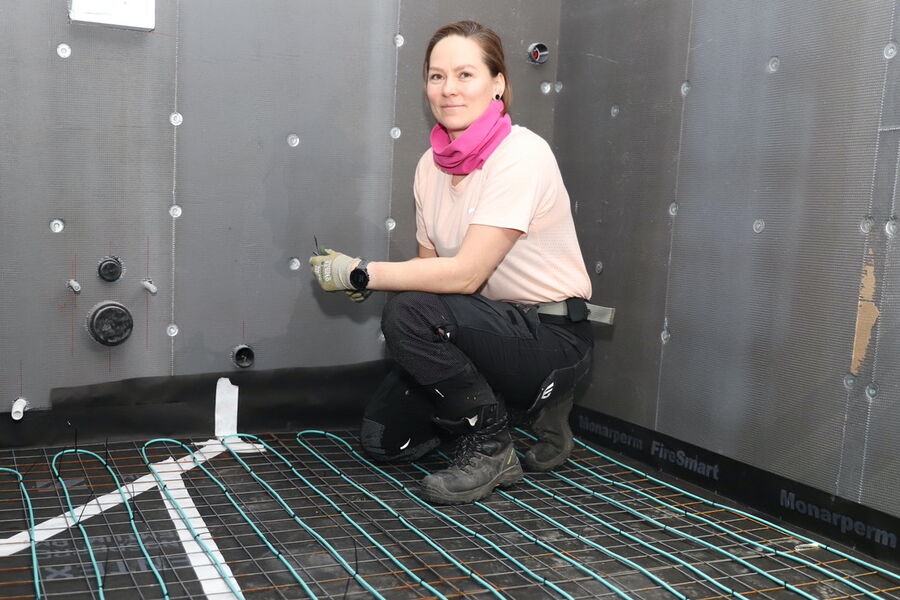 Ida-Linn Høyem Kristiansen stortrives som voksenlærling hos Bravida. Her er hun i gang med å legge varmekabler i et stort borettslag i Moss. 