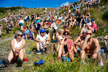 Publikum koser seg i sola på Skeikampenfestivalen