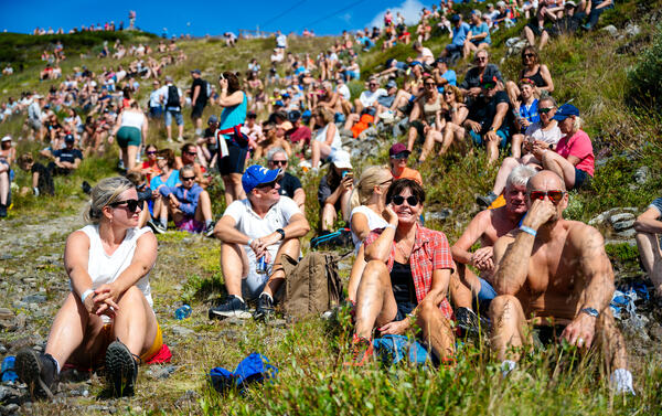 Publikum koser seg i sola på Skeikampenfestivalen