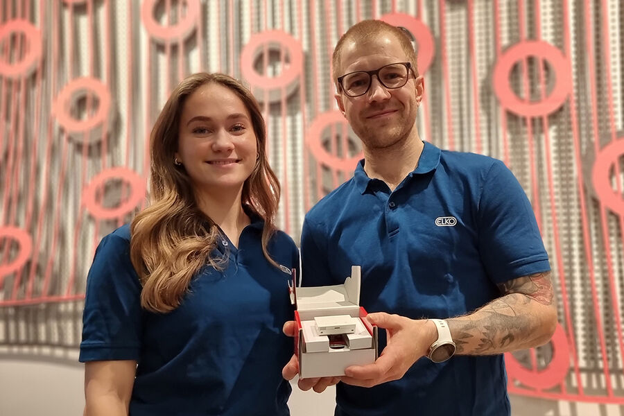 Tilla Elise Trippestad Berg, produktsjef i ELKO, og Christoffer Strand, produktsjef for ELKO Smart-produktene, viser frem de nye ELKO SmartTermostat og Termostat med WiFi.