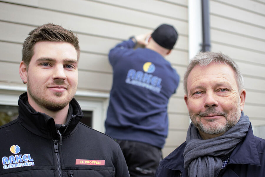 Fremover kan balansert romventilasjon bli et viktig supplement til tradisjonelt installasjonsarbeid. Vi snakker om kjente arbeidsmetoder som vi møter daglig i våre arbeidsoppdrag, sier serviceleder Rolf Håvard Lunde (t.v.) i Arkel El. Entreprenør. Her sammen med daglig leder Morten Storegjerde i Lavenergisystemer