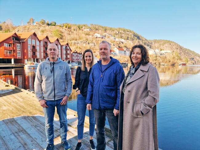 Bilde av prosjektgruppa foran Storeheia.
