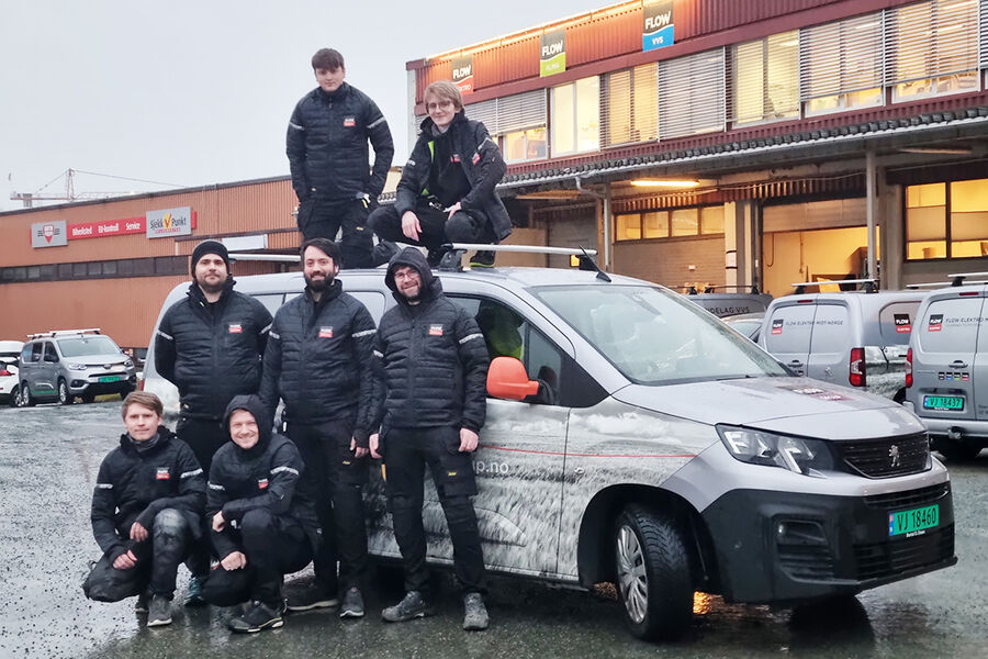 De siste ukene har FLOW Elektro Midt-Norge fremforhandlet gode avtaler på arbeidstøy og har oppgradert og byttet ut hele den tidligere garderoben. Her ser vi noen av de ansatte viser frem hele kolleksjonen.