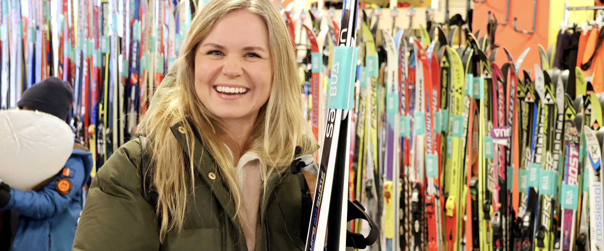 Camilla låner ski hos BUA