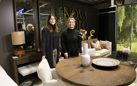 Mona Haatuft (tv) og Vibeke Schildmann viser fram et stort utvalg møbler og interiørelementer på Hyttemessen.