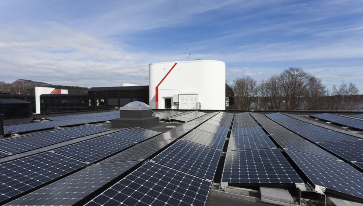 Vil løse finansieringsproblem for fornybar energi-anlegg, som blant annet solceller. Her fra solcelleanlegget på Asplan Viaks hovedkontor i Sandvika i Bærum, som er på ca. 1 560 kvadratmeter. Foto: Chris Aadland