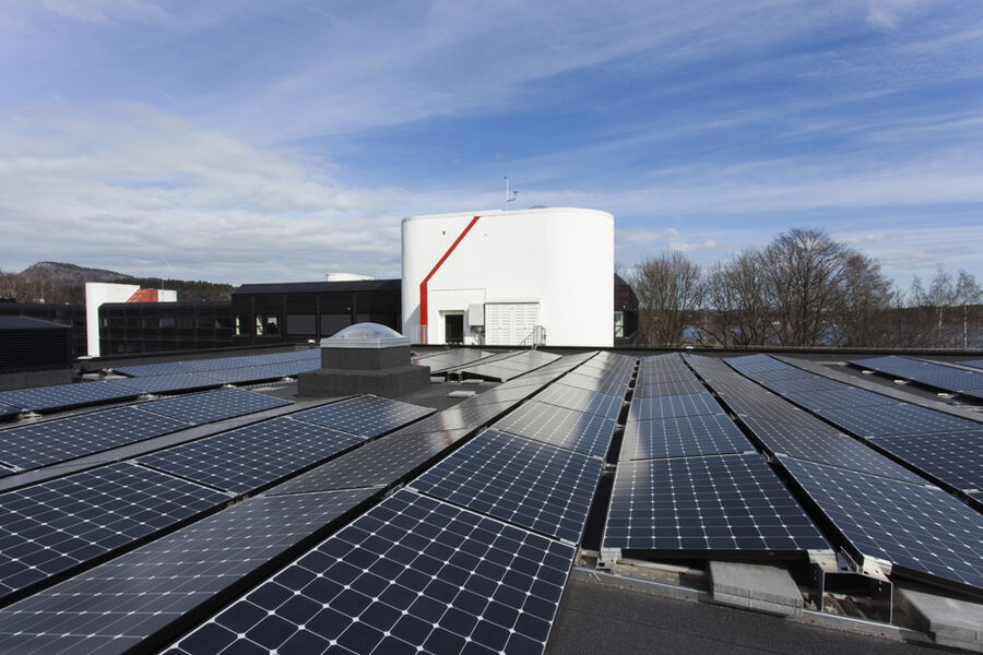 Vil løse finansieringsproblem for fornybar energi-anlegg, som blant annet solceller. Her fra solcelleanlegget på Asplan Viaks hovedkontor i Sandvika i Bærum, som er på ca. 1 560 kvadratmeter. Foto: Chris Aadland