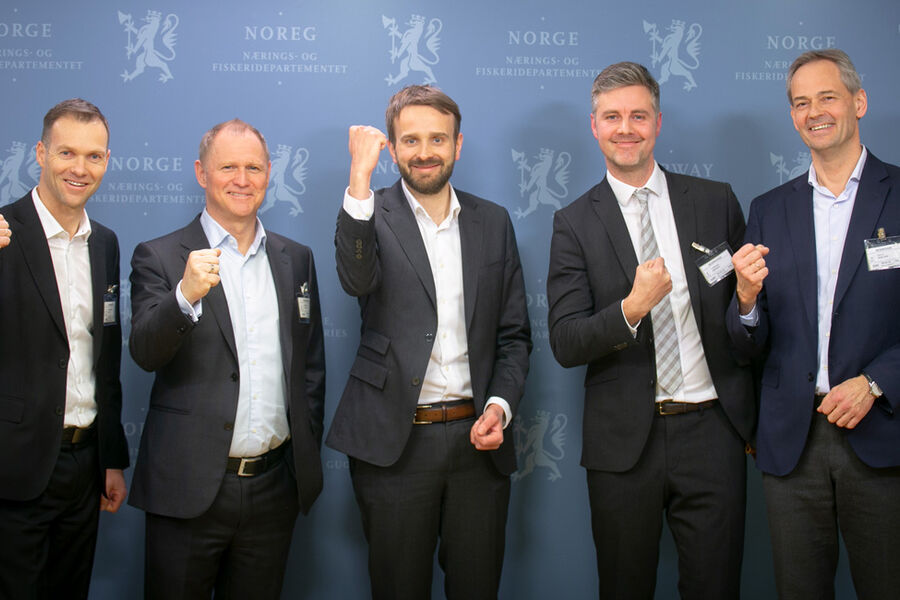 Næringsminister Jan Christian Vestre sammen med representanter fra selskapene som har søkt om deltakelse i IPCEI EuBatIn. Foto: Yngve Angvik/Nærings- og fiskeridepartementet