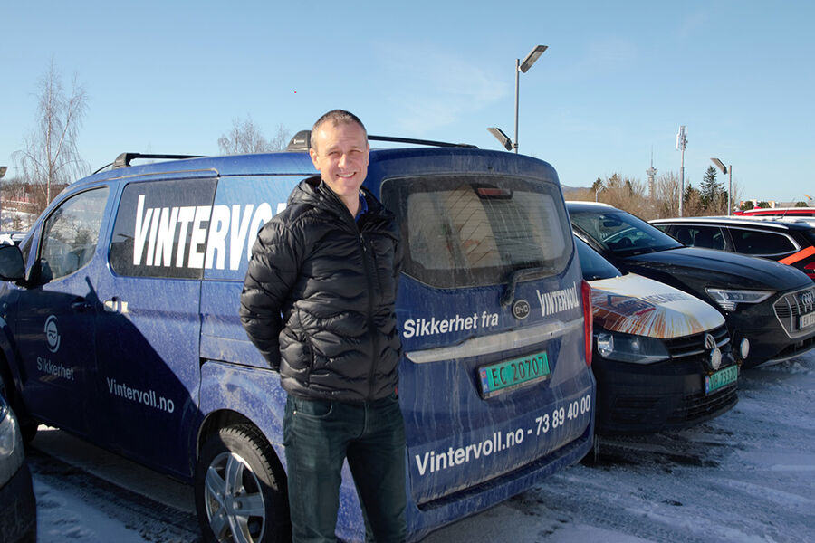 Vintervoll AS har sterk fokus på energieffektivisering og bærekraft både i eget hus og i det daglige arbeidet. Men daglig leder Stian Østerlie merker godt at det må ligge økonomiske insentiver i bunnen for å få fortgang i det grønne skiftet. Han etterlyser også at de offentlige utbyggerne i større grad går i bresjen for klimavennlige løsninger.