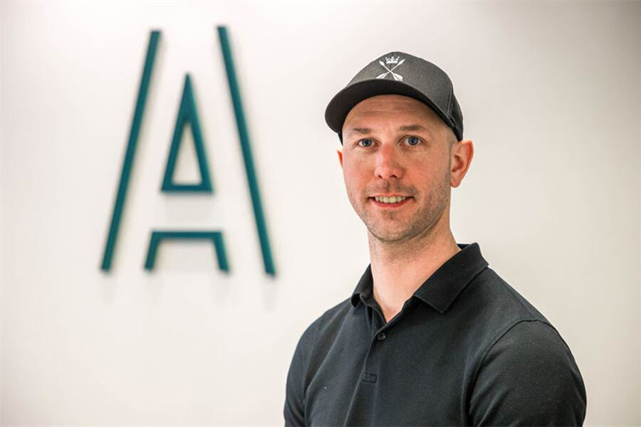 Daglig leder Mikael Hedberg i MV Elektro er fornøyd med oppkjøpsavtalen som er inngått med Assemblin.