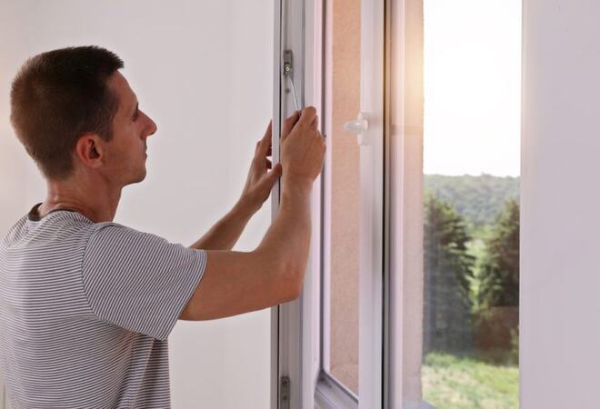 Å bytte ut gamle vinduer med nye er et av flere smarte tiltak som kan gi deg en god årlig besparelse i energibruk og kostnader. Foto: Viken Fylkeskommune.no