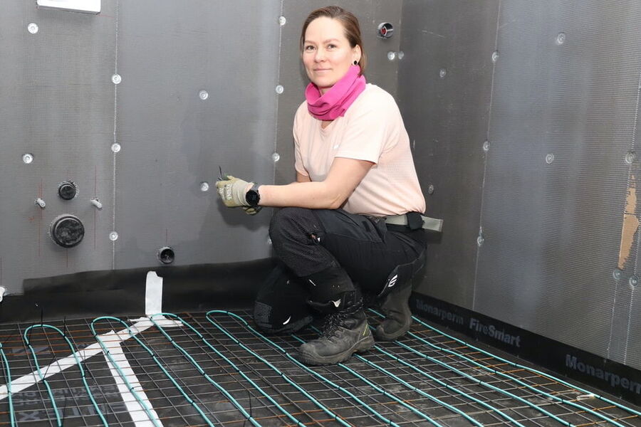 Aldri før har så mange jenter søkt seg til elektrobransjen. På bildet ser vi Ida-Linn Høyem Kristiansen, som stortrives hos Bravida. Hun ønsker gjerne flere jenter velkommen.