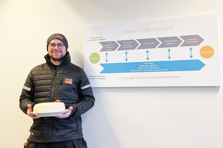 - Vi gratulerer Andreas med «vel blåst» og bestått fagprøve. Fredagen før påskeuken startet med kake for å feire Andreas, daglig leder sier Bengt Ulvin.