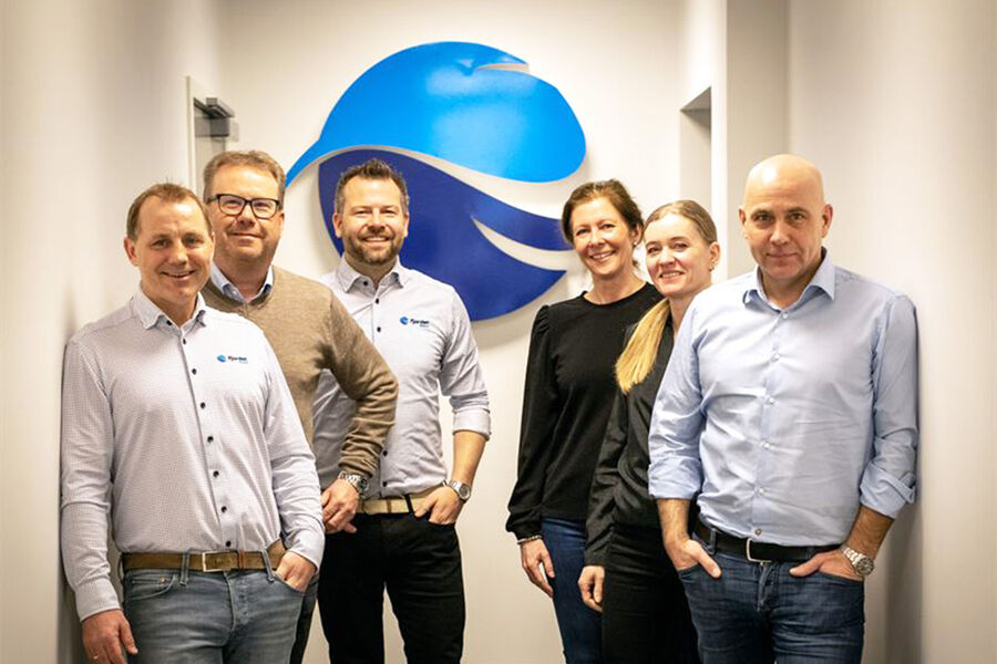 Geir Mathisen (Fjorden Elektro), Jo Finborud (Assemblin), Svein Tore Hedberg (daglig leder Fjorden Elektro), Nina Engeland (Assemblin), Siri Forsberg (Assemblin) og Torkil Skancke Hansen (administrerende direktør Assemblin) i forbindelse med signeringen av oppkjøpsavtalen.