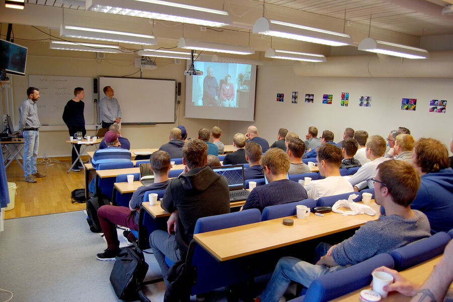 Studenter ved Nordland fagskole, elektro. Her legger tredjeårsstudenter fram sitt Hovedprosjekt, som gjerne er jobbet fram i samarbeid med næringslivet. Foto: Nordland fagskole